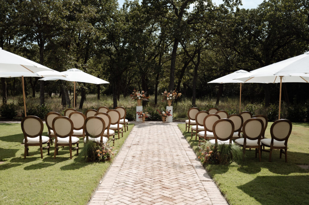 Photo of The Grand Lady's front yard ceremony space taken by DFW wedding photographer Nicole Endress Photography