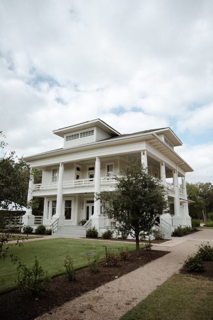 Beautiful Photo of The Grand Lady in Austin, TX taken by DFW wedding photographer Nicole Endress Photography