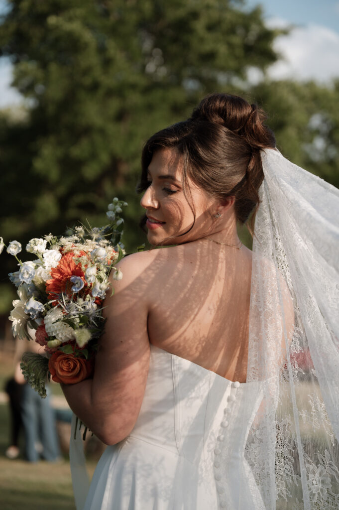 Spring bridal portrait at Willow Woods Barn + Studio taken by Nicole Endress Photography