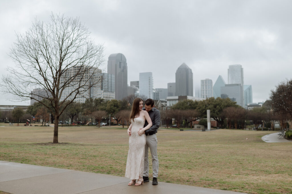 Engagement photos with Dallas Skyline taken by Nicole Endress Photography