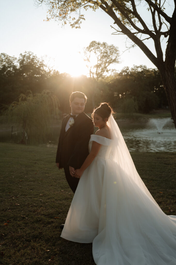 bride and groom sunset photo at Tuscan Oaks Estate taken by Nicole Endress Photography