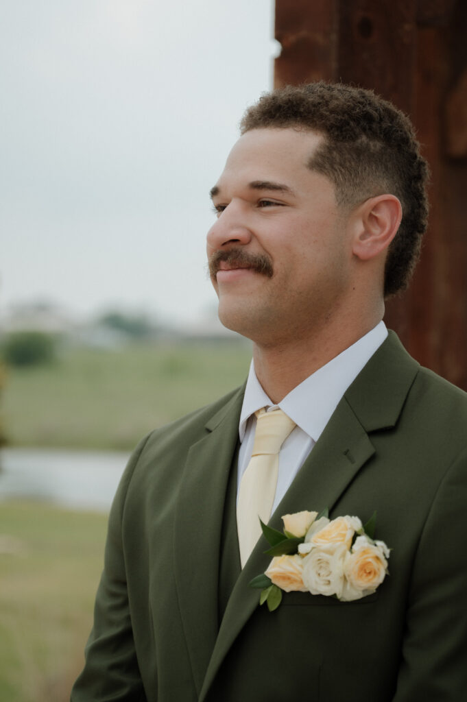 groom seeing his bride for the first time