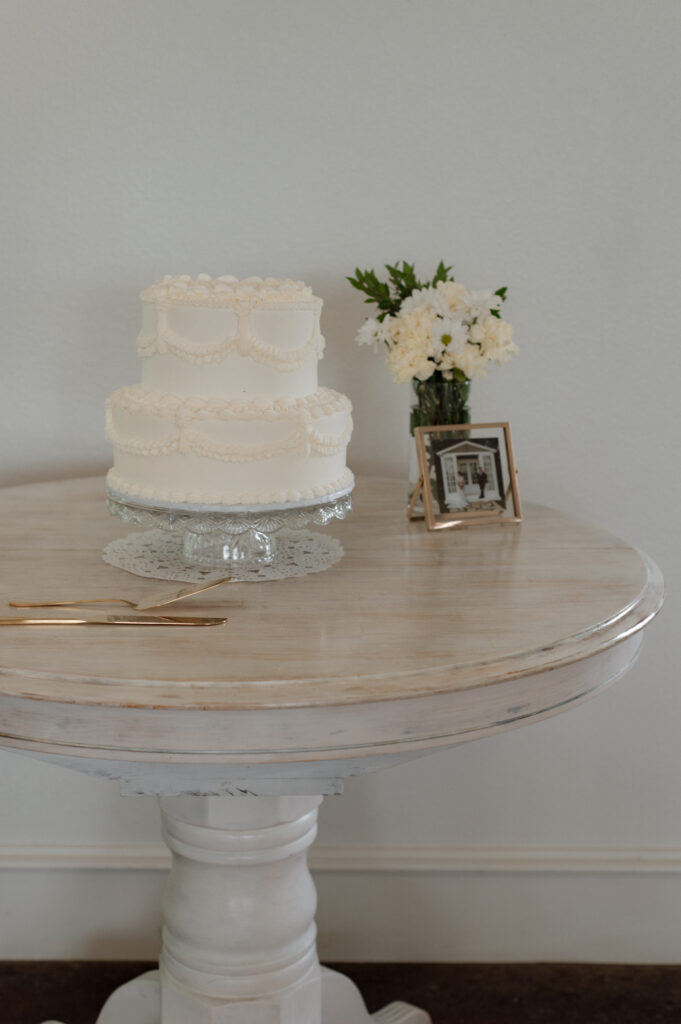 vintage wedding cake photo