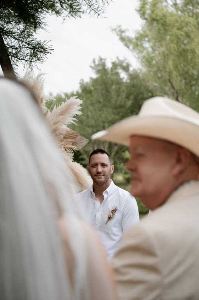 photo of groom seeing his bride for the first time 