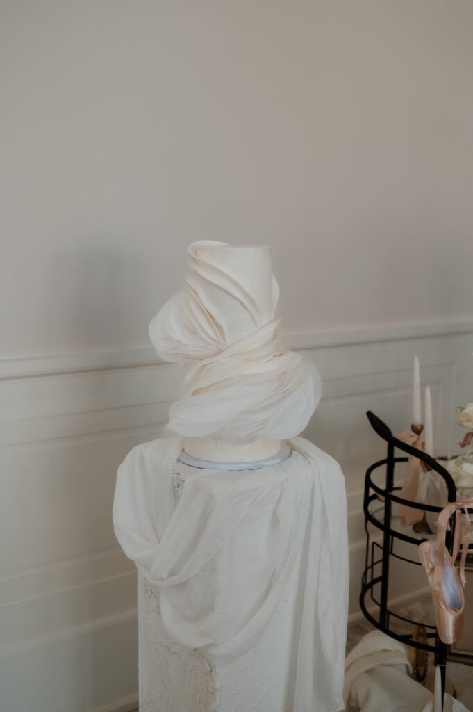 romantic and delicate wedding cake