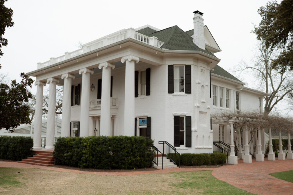 photo of Woodbine Mansion on a cloudy winter day taken by Nicole Endress Photography